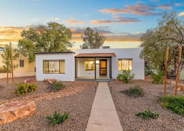 Renovated Adobe With Hot Tub-close To U Of A Holiday home