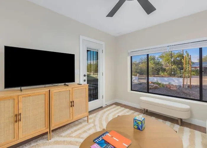 Renovated Adobe With Hot Tub-close To U Of A Holiday home Tucson