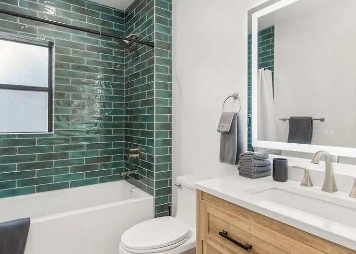 Renovated Adobe With Hot Tub-close To U Of A Holiday home Tucson
