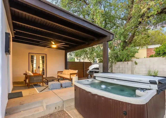 Renovated Adobe With Hot Tub-close To U Of A Holiday home *