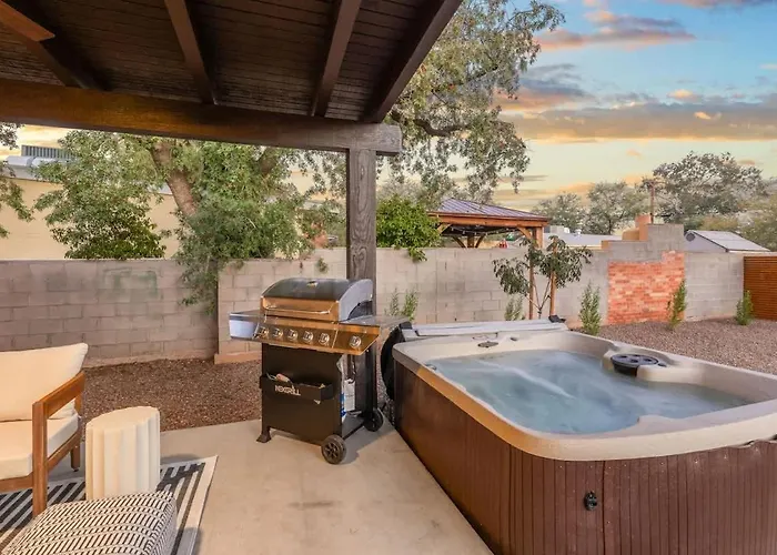 Renovated Adobe With Hot Tub-close To U Of A Holiday home Tucson