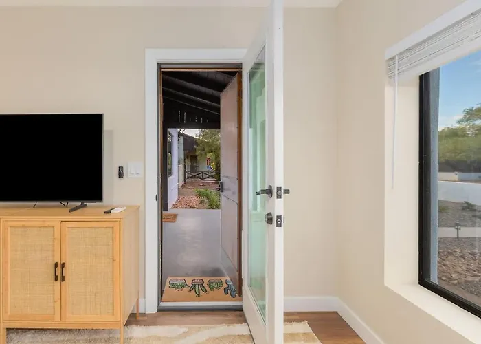 Renovated Adobe With Hot Tub-close To U Of A Holiday home *