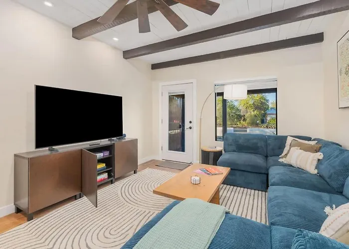 Renovated Adobe With Hot Tub-close To U Of A Holiday home